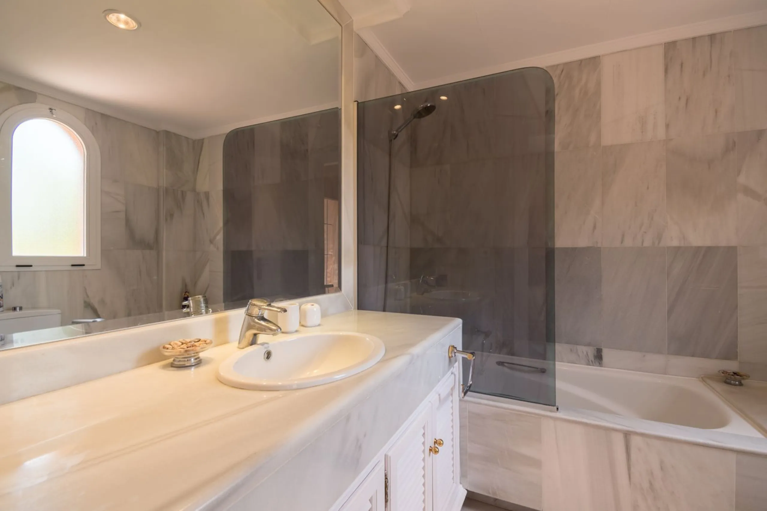 Absolutely stunning three bedroom luxury apartment located within the sought after gated and secure community of Les Belvederes in La Cerquilla, Nueva Andalucía. This stunning three-bedroom home offers uninterrupted panoramic views of the sea, mountains, 