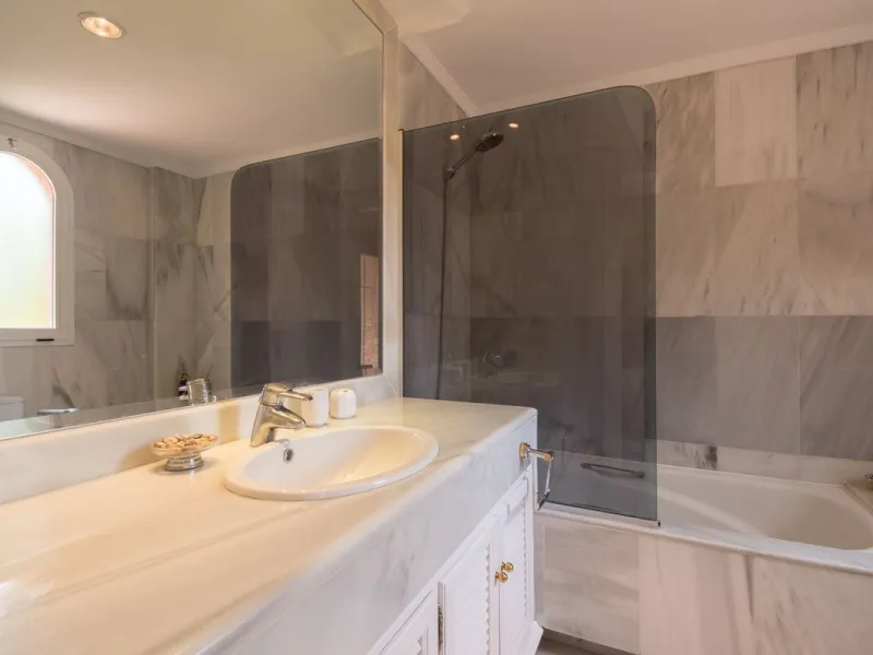 Absolutely stunning three bedroom luxury apartment located within the sought after gated and secure community of Les Belvederes in La Cerquilla, Nueva Andalucía. This stunning three-bedroom home offers uninterrupted panoramic views of the sea, mountains, 