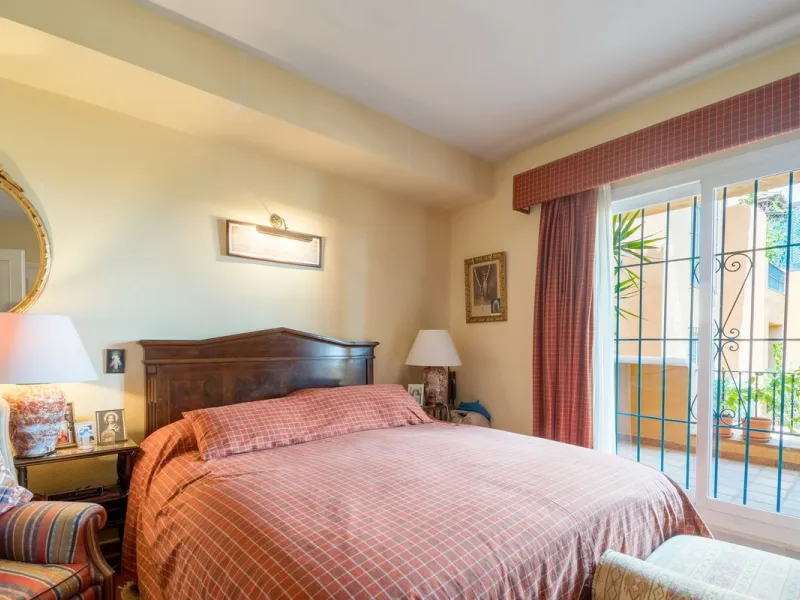Absolutely stunning three bedroom luxury apartment located within the sought after gated and secure community of Les Belvederes in La Cerquilla, Nueva Andalucía. This stunning three-bedroom home offers uninterrupted panoramic views of the sea, mountains, 