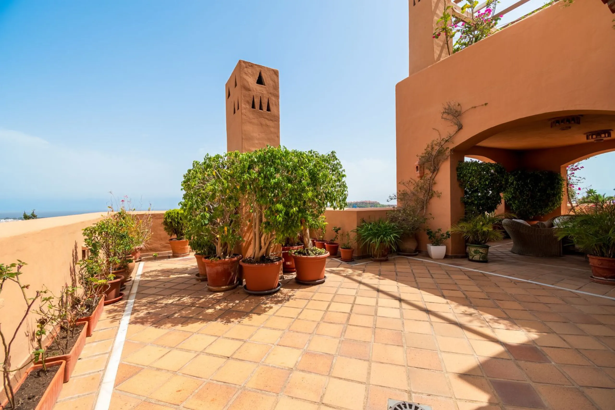Absolutely stunning three bedroom luxury apartment located within the sought after gated and secure community of Les Belvederes in La Cerquilla, Nueva Andalucía. This stunning three-bedroom home offers uninterrupted panoramic views of the sea, mountains, 