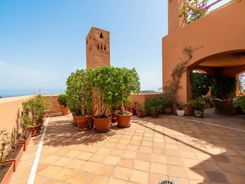 Absolutely stunning three bedroom luxury apartment located within the sought after gated and secure community of Les Belvederes in La Cerquilla, Nueva Andalucía. This stunning three-bedroom home offers uninterrupted panoramic views of the sea, mountains, 