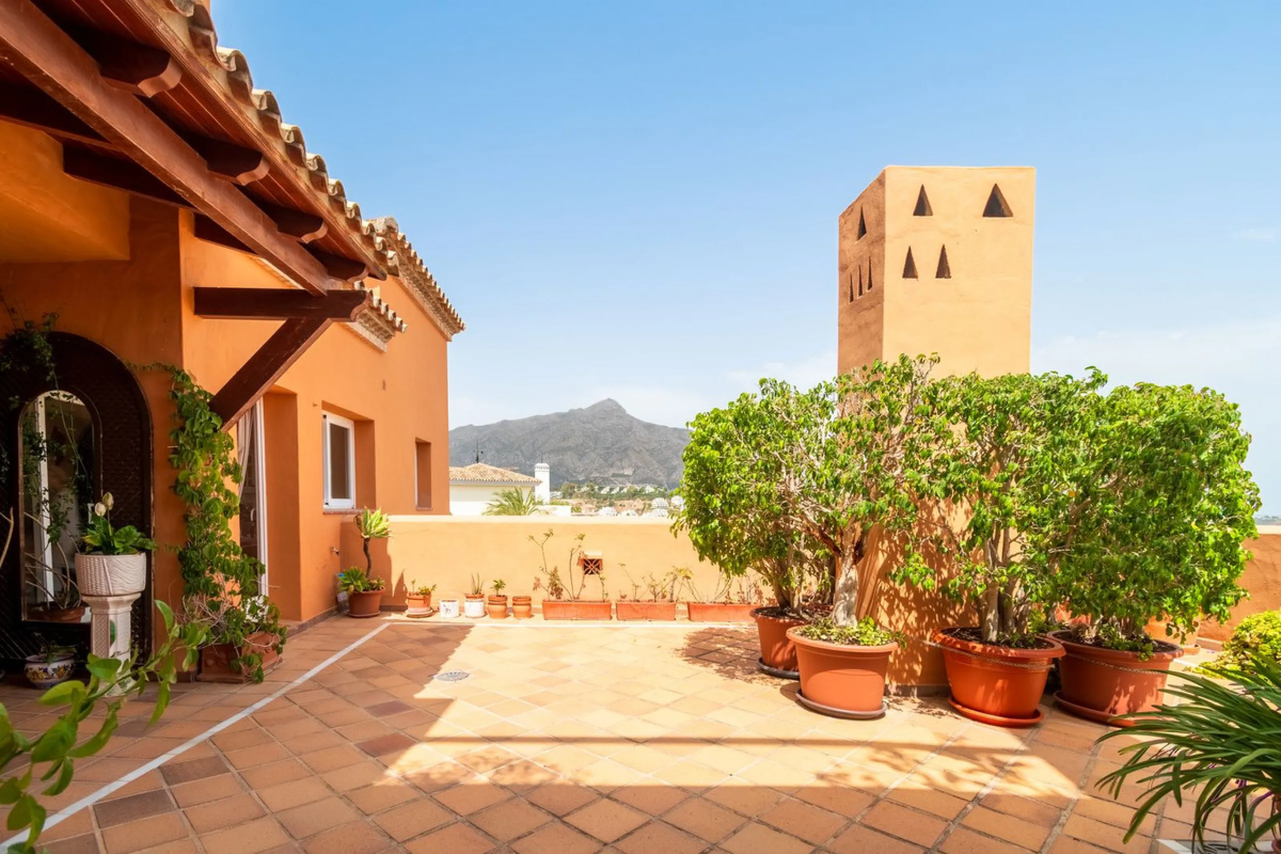 Absolutely stunning three bedroom luxury apartment located within the sought after gated and secure community of Les Belvederes in La Cerquilla, Nueva Andalucía. This stunning three-bedroom home offers uninterrupted panoramic views of the sea, mountains, 