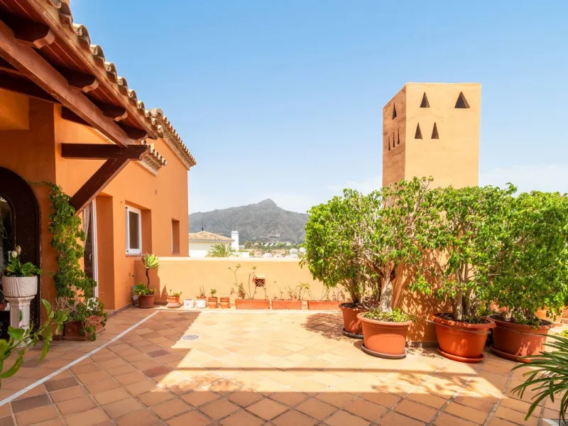 Absolutely stunning three bedroom luxury apartment located within the sought after gated and secure community of Les Belvederes in La Cerquilla, Nueva Andalucía. This stunning three-bedroom home offers uninterrupted panoramic views of the sea, mountains, 