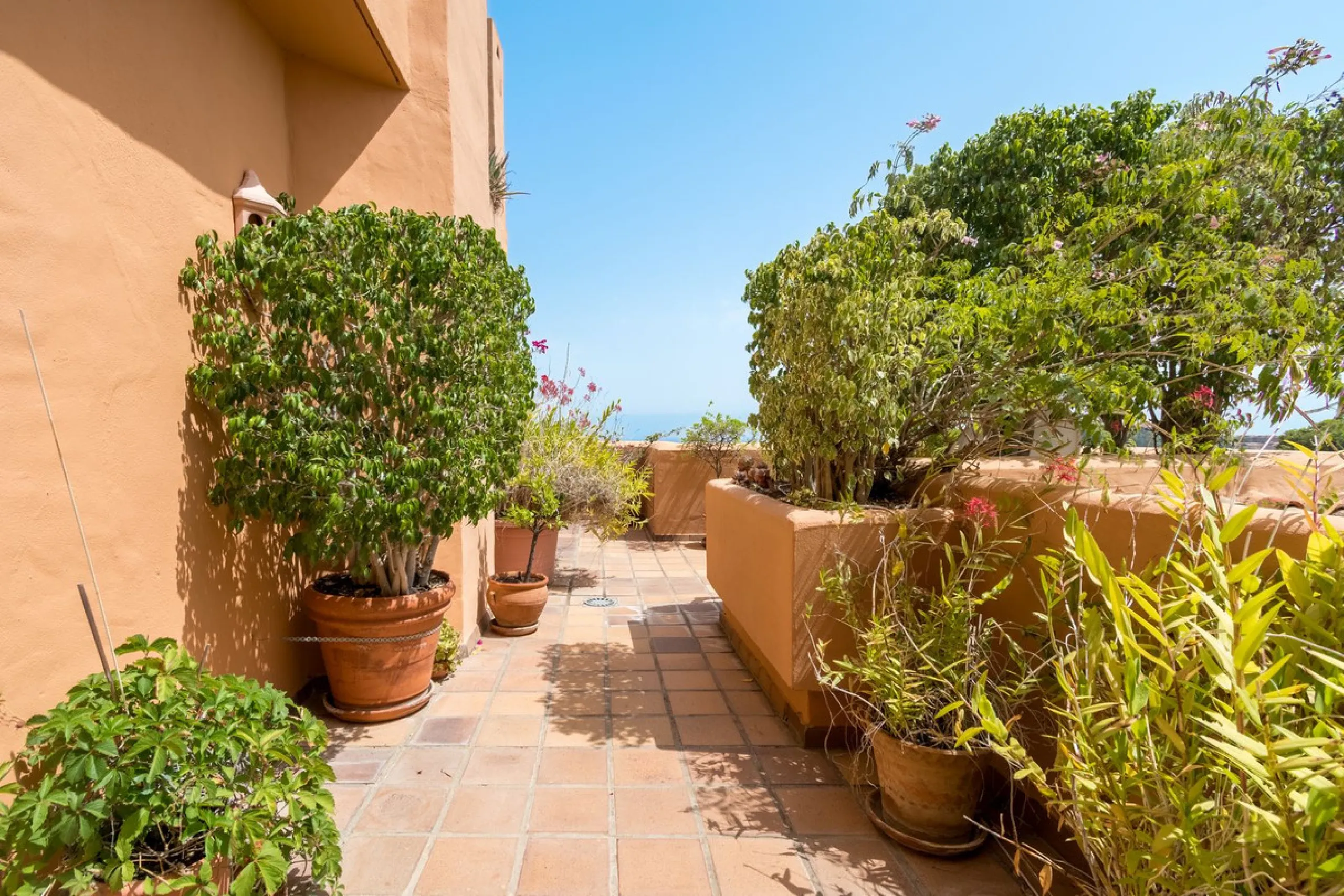 Absolutely stunning three bedroom luxury apartment located within the sought after gated and secure community of Les Belvederes in La Cerquilla, Nueva Andalucía. This stunning three-bedroom home offers uninterrupted panoramic views of the sea, mountains, 