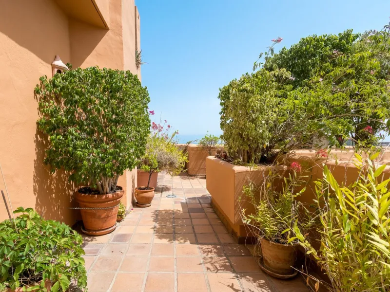 Absolutely stunning three bedroom luxury apartment located within the sought after gated and secure community of Les Belvederes in La Cerquilla, Nueva Andalucía. This stunning three-bedroom home offers uninterrupted panoramic views of the sea, mountains, 