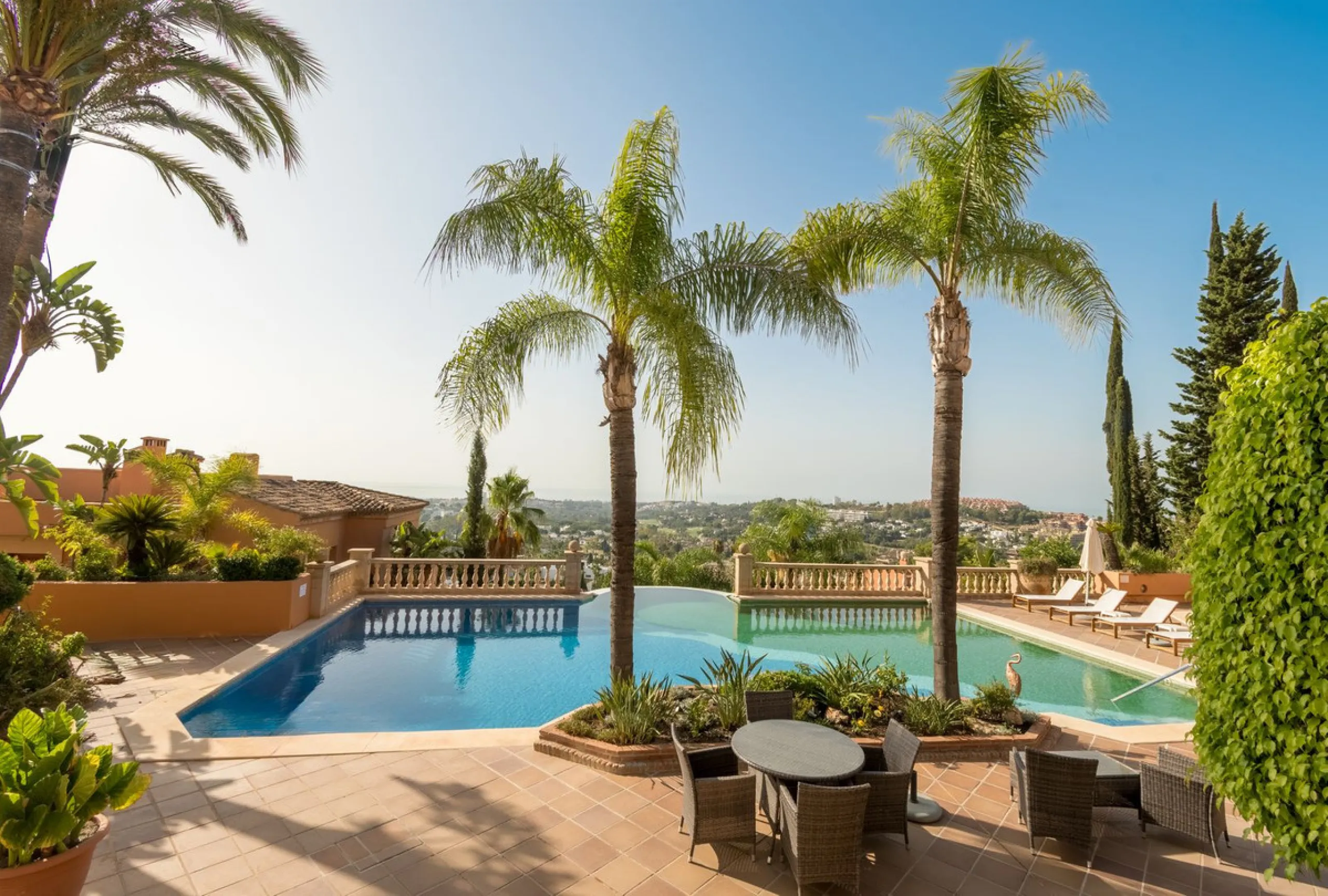Absolutely stunning three bedroom luxury apartment located within the sought after gated and secure community of Les Belvederes in La Cerquilla, Nueva Andalucía. This stunning three-bedroom home offers uninterrupted panoramic views of the sea, mountains, 
