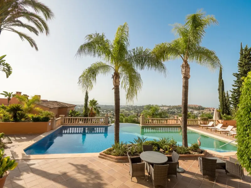 Absolutely stunning three bedroom luxury apartment located within the sought after gated and secure community of Les Belvederes in La Cerquilla, Nueva Andalucía. This stunning three-bedroom home offers uninterrupted panoramic views of the sea, mountains, 