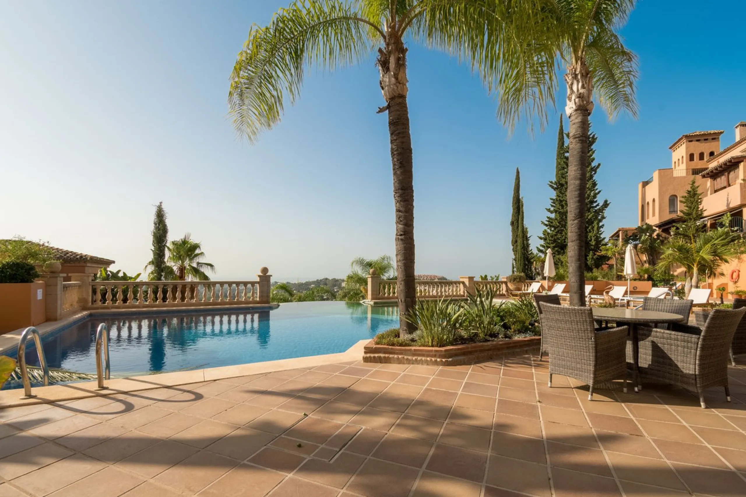 Absolutely stunning three bedroom luxury apartment located within the sought after gated and secure community of Les Belvederes in La Cerquilla, Nueva Andalucía. This stunning three-bedroom home offers uninterrupted panoramic views of the sea, mountains, 