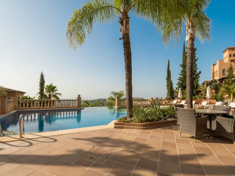 Absolutely stunning three bedroom luxury apartment located within the sought after gated and secure community of Les Belvederes in La Cerquilla, Nueva Andalucía. This stunning three-bedroom home offers uninterrupted panoramic views of the sea, mountains, 