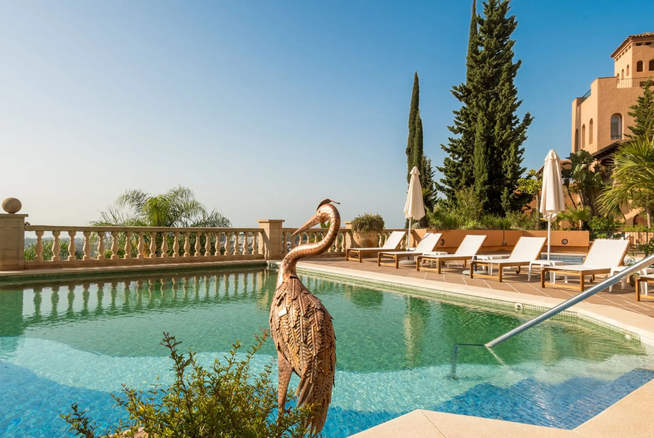 Absolutely stunning three bedroom luxury apartment located within the sought after gated and secure community of Les Belvederes in La Cerquilla, Nueva Andalucía. This stunning three-bedroom home offers uninterrupted panoramic views of the sea, mountains, 