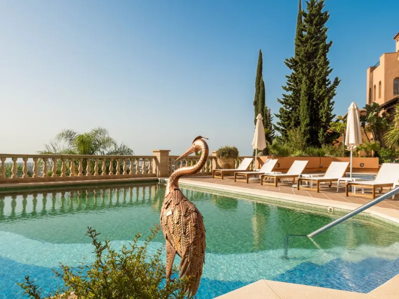 Absolutely stunning three bedroom luxury apartment located within the sought after gated and secure community of Les Belvederes in La Cerquilla, Nueva Andalucía. This stunning three-bedroom home offers uninterrupted panoramic views of the sea, mountains, 