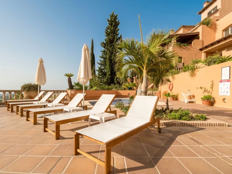 Absolutely stunning three bedroom luxury apartment located within the sought after gated and secure community of Les Belvederes in La Cerquilla, Nueva Andalucía. This stunning three-bedroom home offers uninterrupted panoramic views of the sea, mountains, 