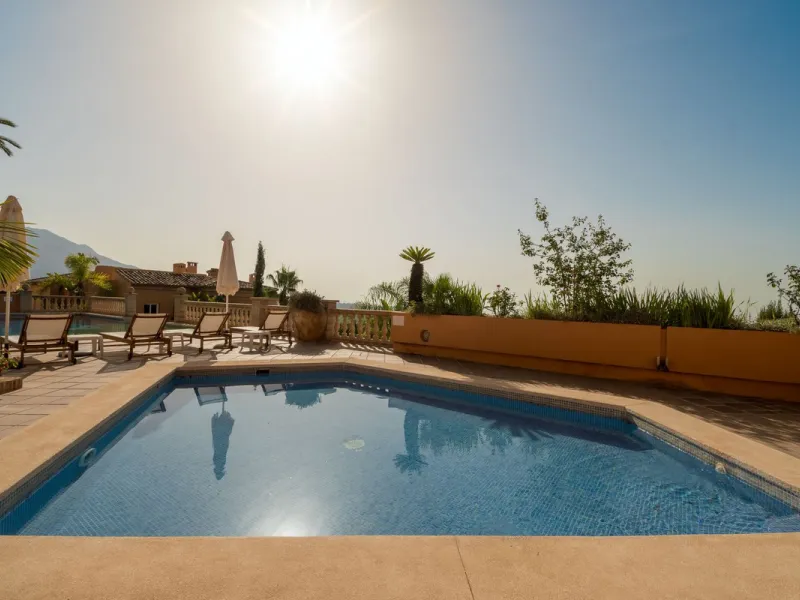 Absolutely stunning three bedroom luxury apartment located within the sought after gated and secure community of Les Belvederes in La Cerquilla, Nueva Andalucía. This stunning three-bedroom home offers uninterrupted panoramic views of the sea, mountains, 