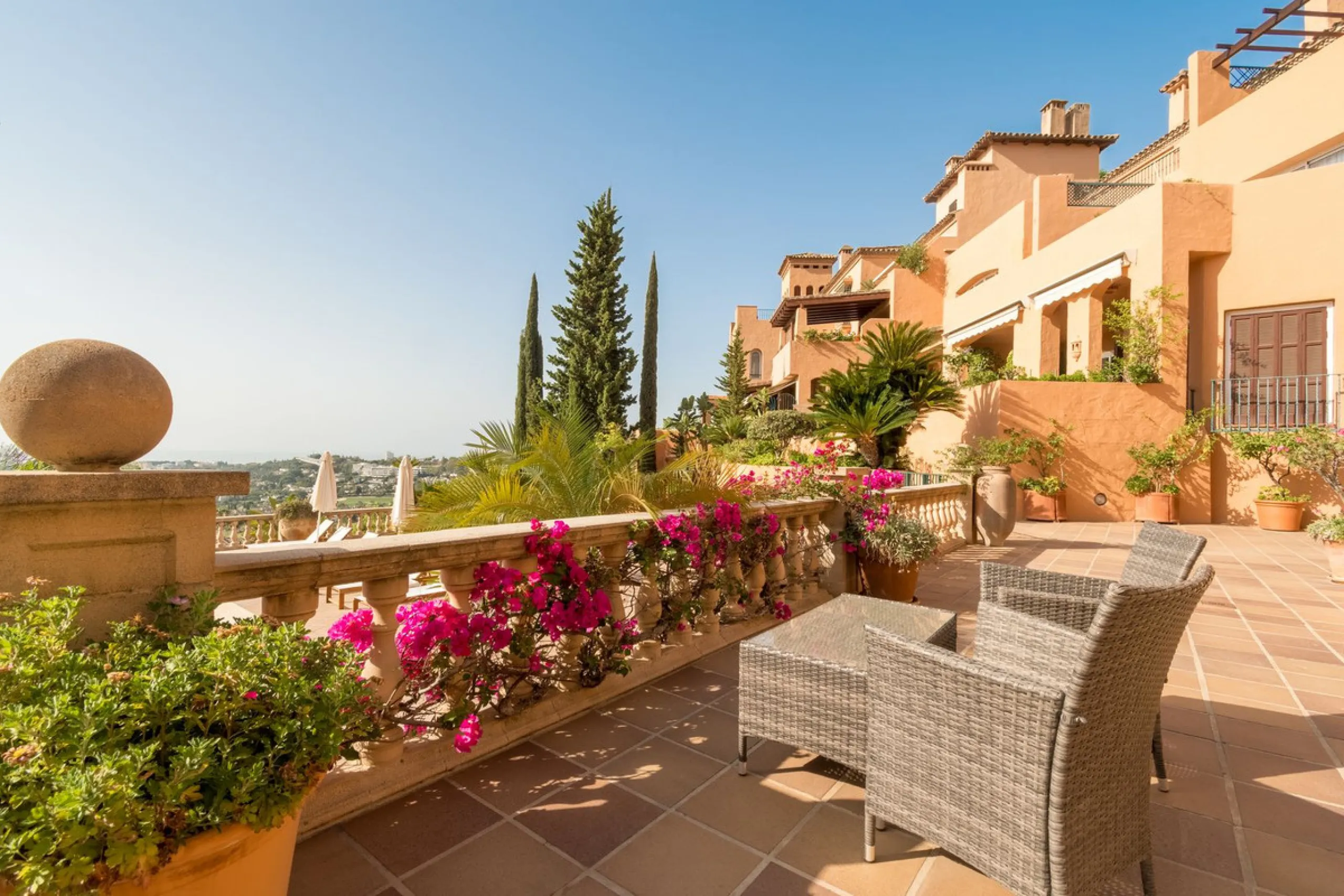Absolutely stunning three bedroom luxury apartment located within the sought after gated and secure community of Les Belvederes in La Cerquilla, Nueva Andalucía. This stunning three-bedroom home offers uninterrupted panoramic views of the sea, mountains, 