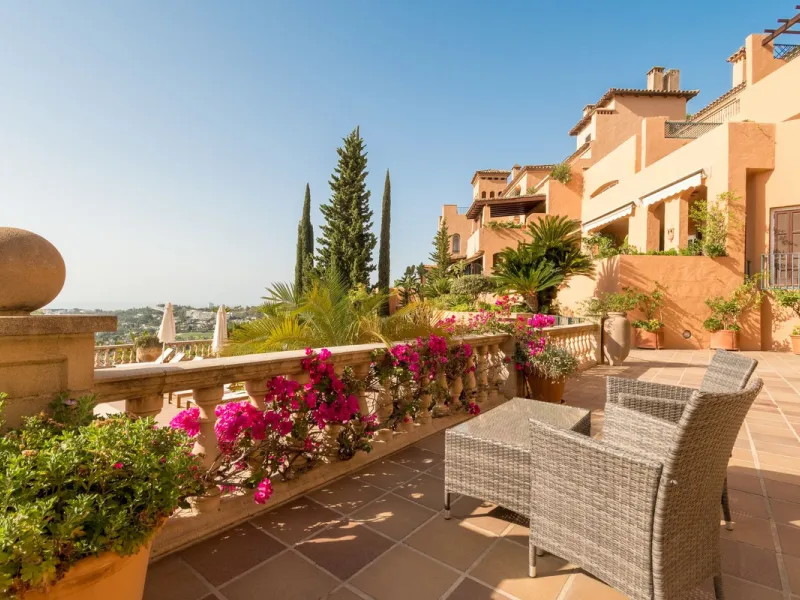 Absolutely stunning three bedroom luxury apartment located within the sought after gated and secure community of Les Belvederes in La Cerquilla, Nueva Andalucía. This stunning three-bedroom home offers uninterrupted panoramic views of the sea, mountains, 