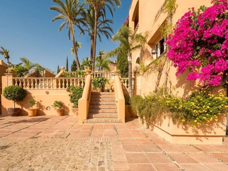 Absolutely stunning three bedroom luxury apartment located within the sought after gated and secure community of Les Belvederes in La Cerquilla, Nueva Andalucía. This stunning three-bedroom home offers uninterrupted panoramic views of the sea, mountains, 