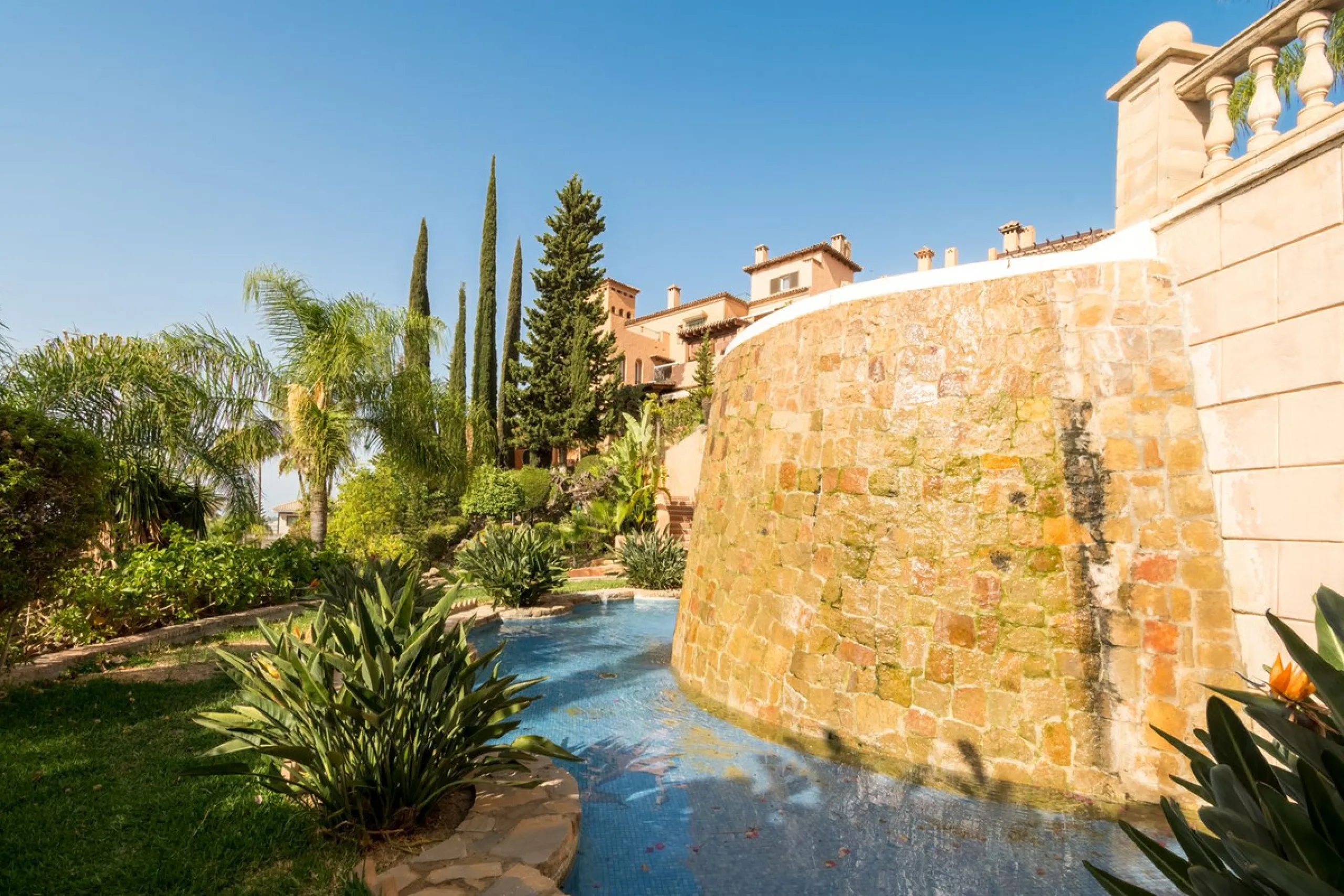 Absolutely stunning three bedroom luxury apartment located within the sought after gated and secure community of Les Belvederes in La Cerquilla, Nueva Andalucía. This stunning three-bedroom home offers uninterrupted panoramic views of the sea, mountains, 