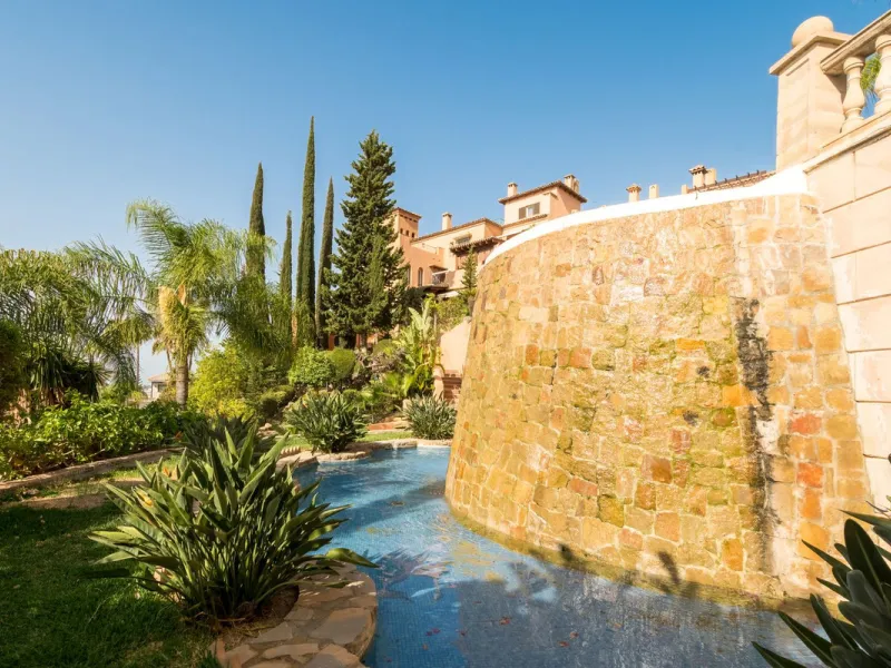 Absolutely stunning three bedroom luxury apartment located within the sought after gated and secure community of Les Belvederes in La Cerquilla, Nueva Andalucía. This stunning three-bedroom home offers uninterrupted panoramic views of the sea, mountains, 
