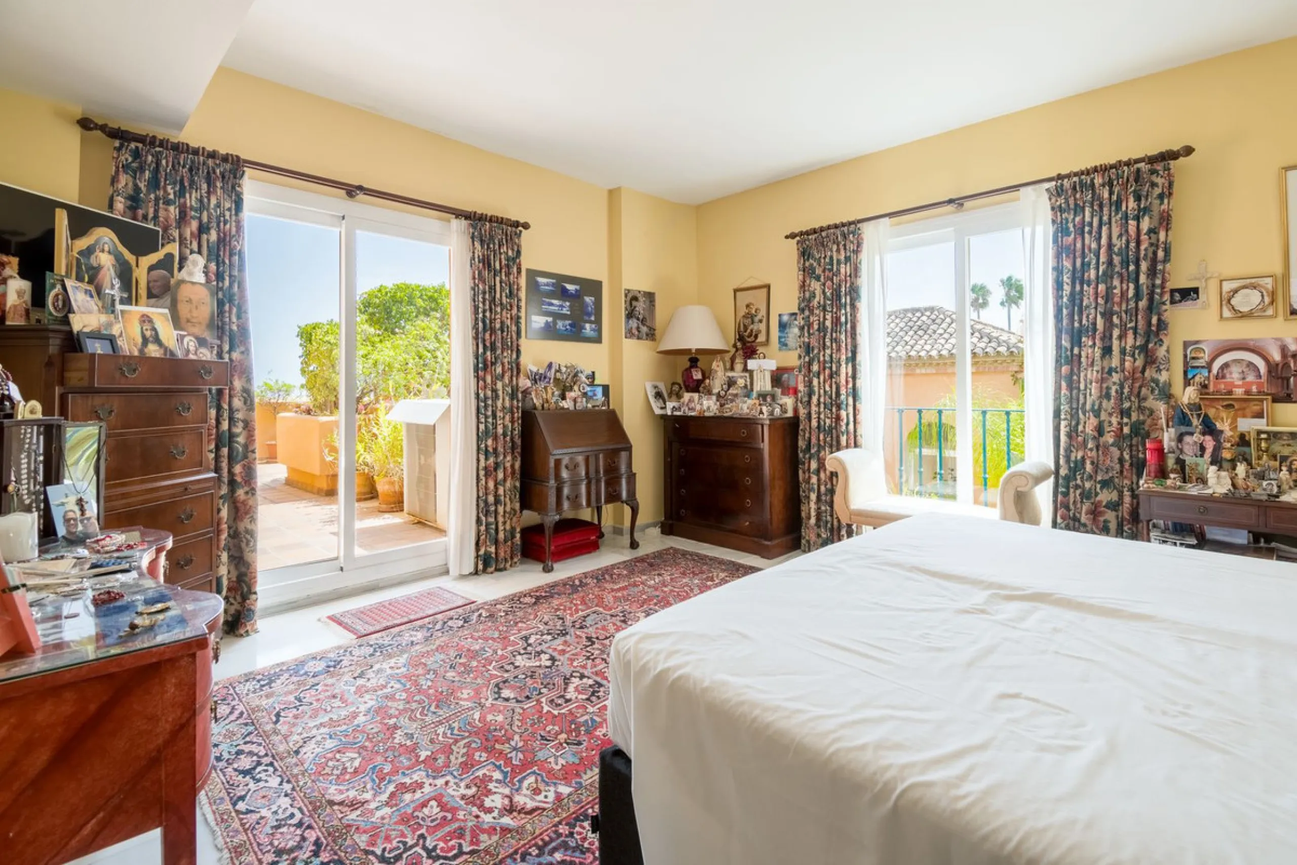Absolutely stunning three bedroom luxury apartment located within the sought after gated and secure community of Les Belvederes in La Cerquilla, Nueva Andalucía. This stunning three-bedroom home offers uninterrupted panoramic views of the sea, mountains, 