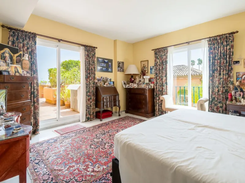 Absolutely stunning three bedroom luxury apartment located within the sought after gated and secure community of Les Belvederes in La Cerquilla, Nueva Andalucía. This stunning three-bedroom home offers uninterrupted panoramic views of the sea, mountains, 