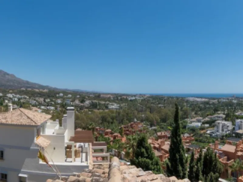Absolutely stunning three bedroom luxury apartment located within the sought after gated and secure community of Les Belvederes in La Cerquilla, Nueva Andalucía. This stunning three-bedroom home offers uninterrupted panoramic views of the sea, mountains, 