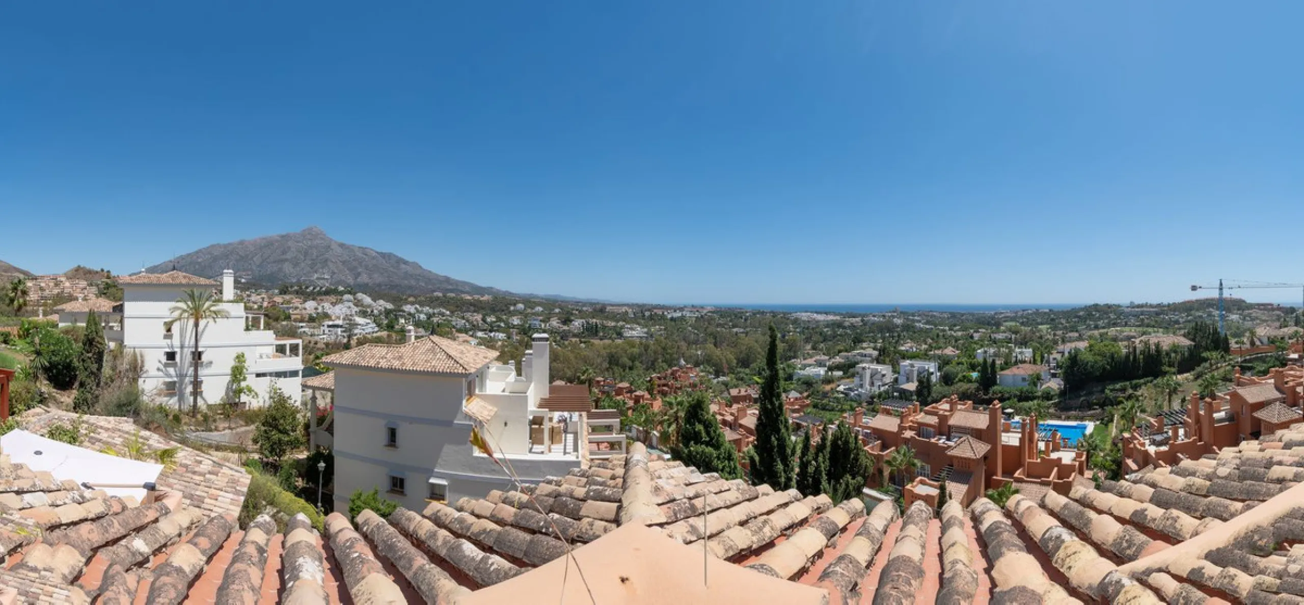 Absolutely stunning three bedroom luxury apartment located within the sought after gated and secure community of Les Belvederes in La Cerquilla, Nueva Andalucía. This stunning three-bedroom home offers uninterrupted panoramic views of the sea, mountains, 