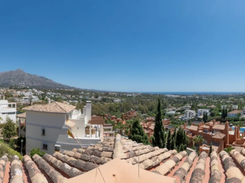 Absolutely stunning three bedroom luxury apartment located within the sought after gated and secure community of Les Belvederes in La Cerquilla, Nueva Andalucía. This stunning three-bedroom home offers uninterrupted panoramic views of the sea, mountains, 