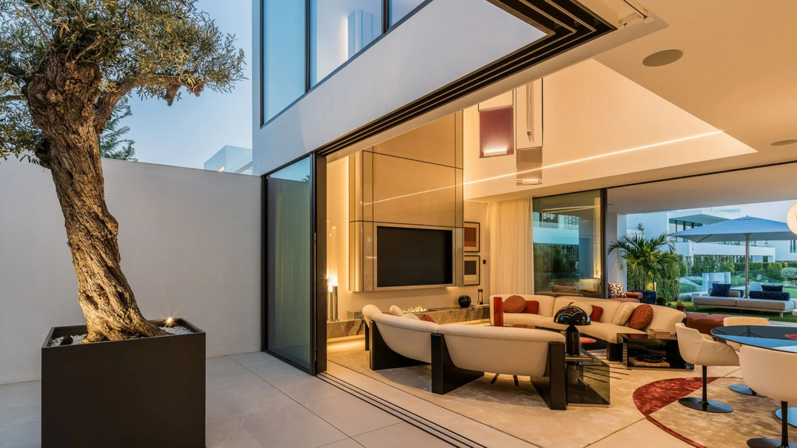 House - Semi-Detached House в продаже в Marbella, Málaga. В доме 4 спален и 4 ванных комнат. Площадь дома 693 м². Площадь участка 335 м²