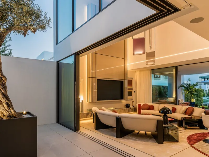 House - Semi-Detached House в продаже в Marbella, Málaga. В доме 4 спален и 4 ванных комнат. Площадь дома 693 м². Площадь участка 335 м²