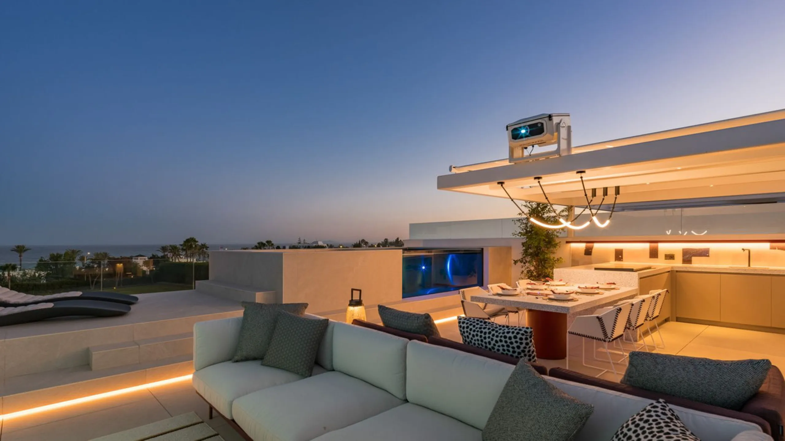 House - Semi-Detached House в продаже в Marbella, Málaga. В доме 4 спален и 4 ванных комнат. Площадь дома 693 м². Площадь участка 335 м²