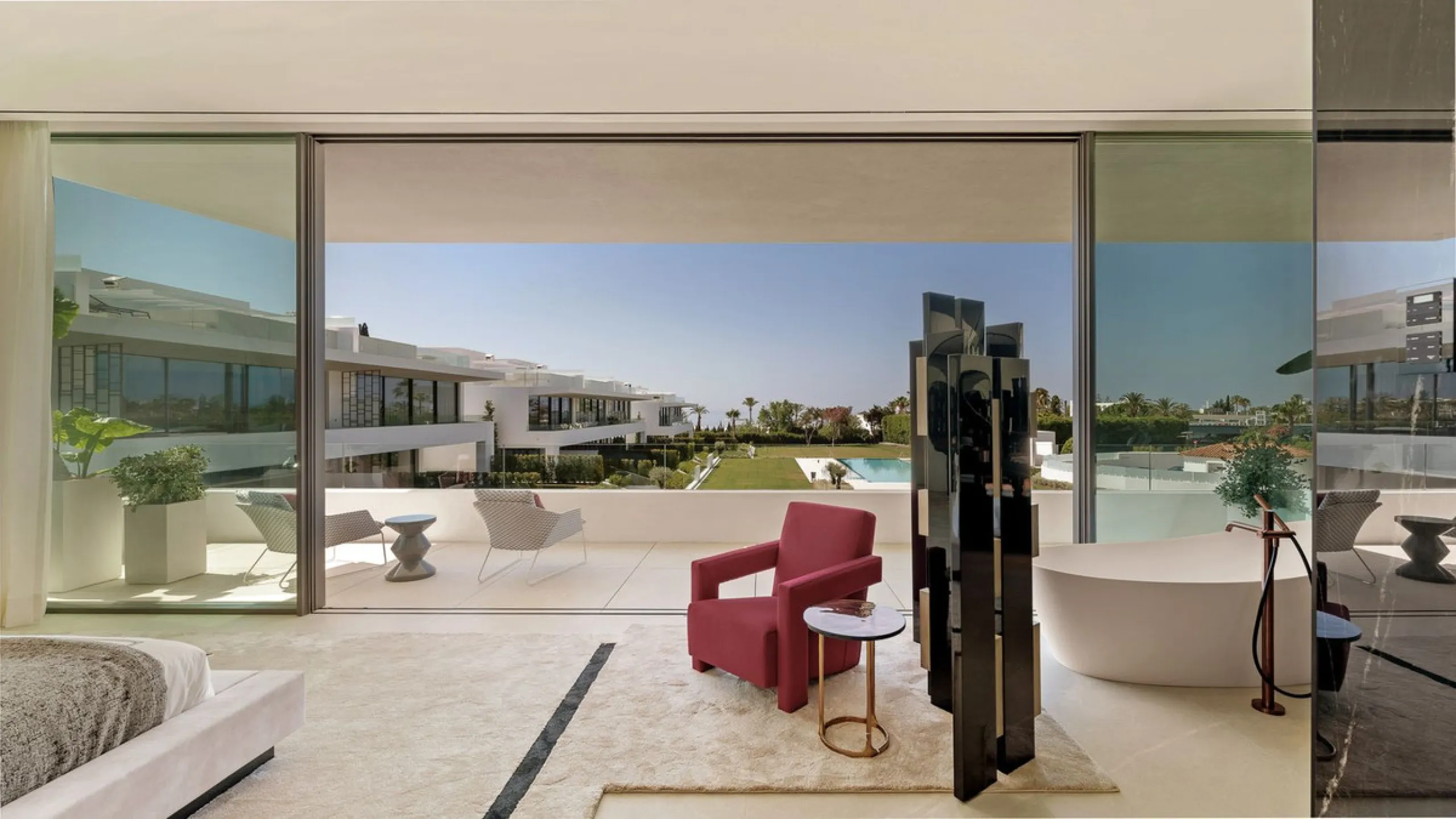 House - Semi-Detached House в продаже в Marbella, Málaga. В доме 4 спален и 4 ванных комнат. Площадь дома 693 м². Площадь участка 335 м²