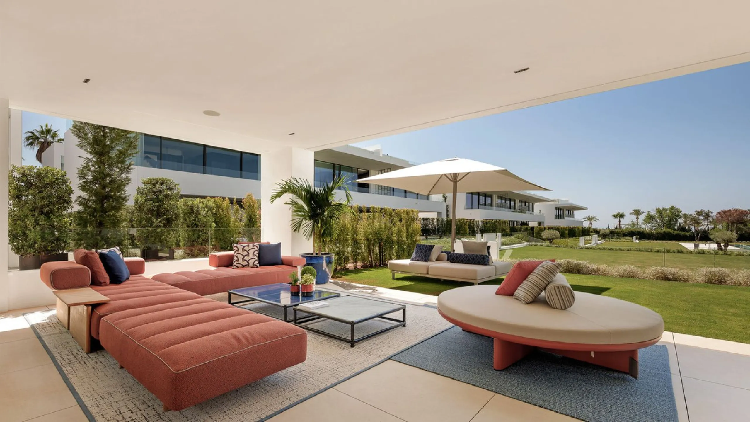 House - Semi-Detached House в продаже в Marbella, Málaga. В доме 4 спален и 4 ванных комнат. Площадь дома 693 м². Площадь участка 335 м²