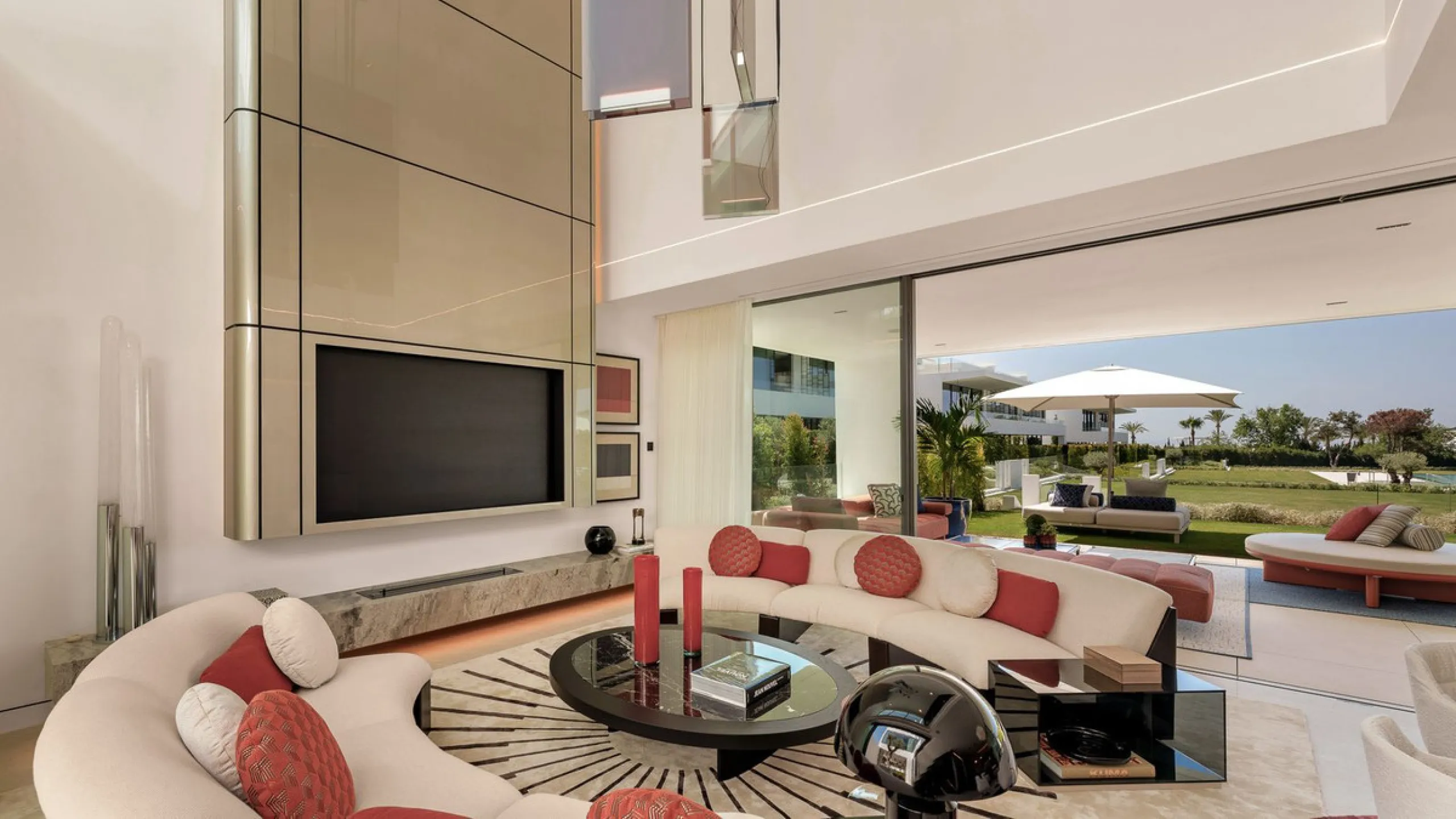 House - Semi-Detached House в продаже в Marbella, Málaga. В доме 4 спален и 4 ванных комнат. Площадь дома 693 м². Площадь участка 335 м²