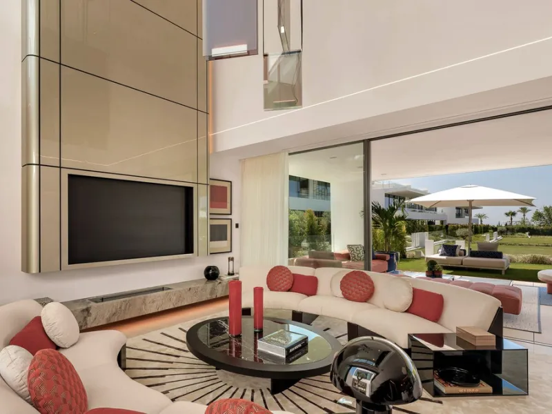 House - Semi-Detached House в продаже в Marbella, Málaga. В доме 4 спален и 4 ванных комнат. Площадь дома 693 м². Площадь участка 335 м²