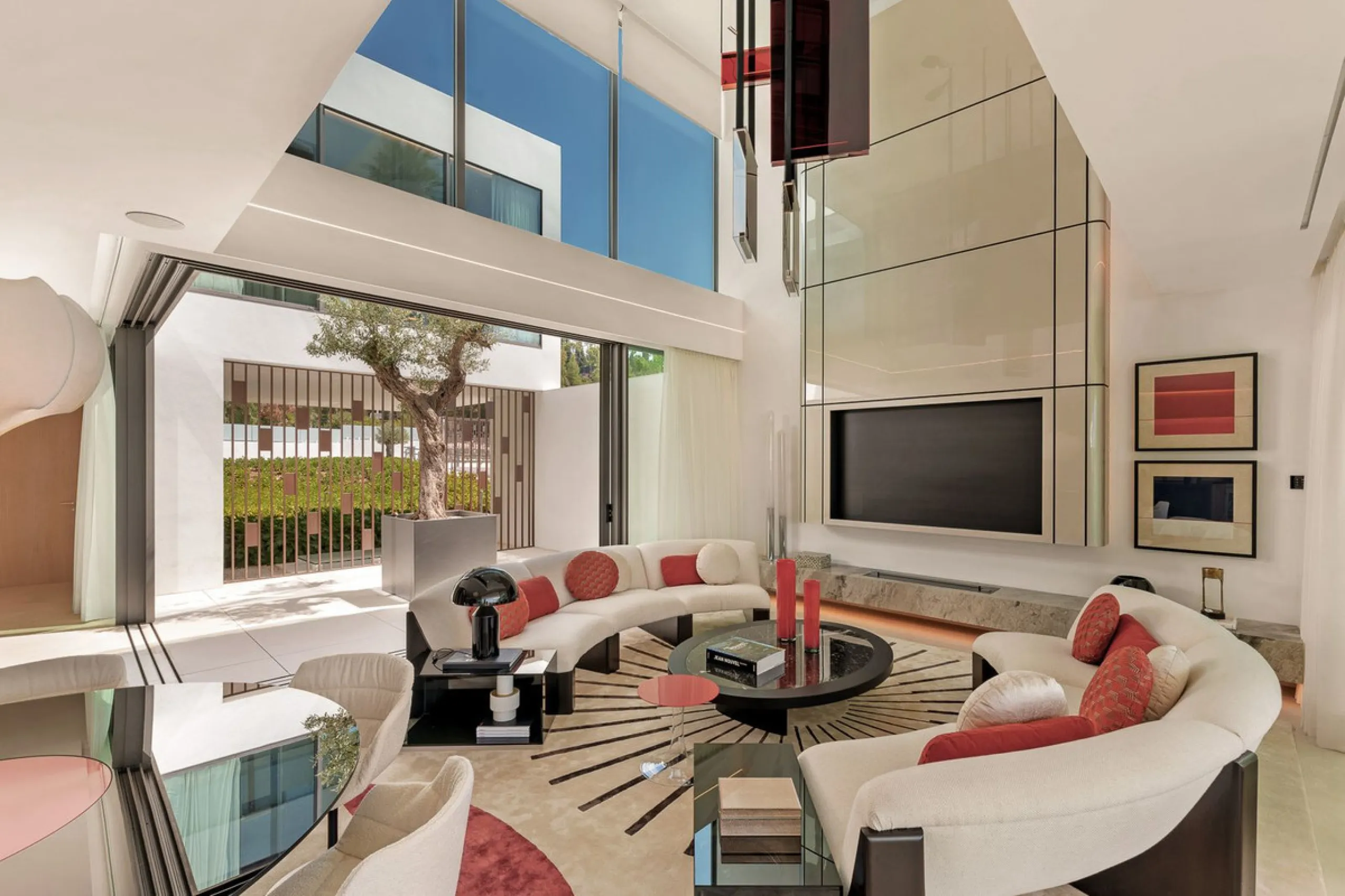House - Semi-Detached House в продаже в Marbella, Málaga. В доме 4 спален и 4 ванных комнат. Площадь дома 693 м². Площадь участка 335 м²