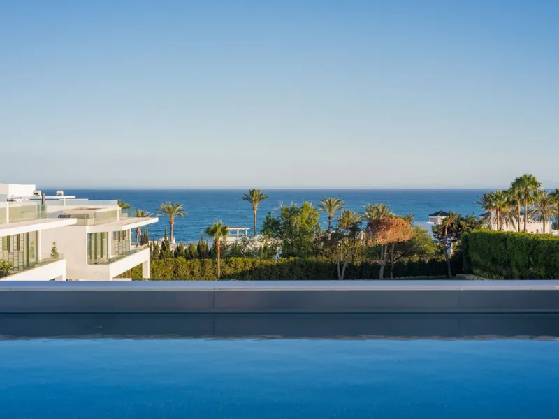 House - Semi-Detached House в продаже в Marbella, Málaga. В доме 4 спален и 4 ванных комнат. Площадь дома 693 м². Площадь участка 335 м²