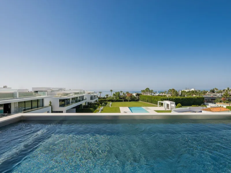 House - Semi-Detached House в продаже в Marbella, Málaga. В доме 4 спален и 4 ванных комнат. Площадь дома 693 м². Площадь участка 335 м²