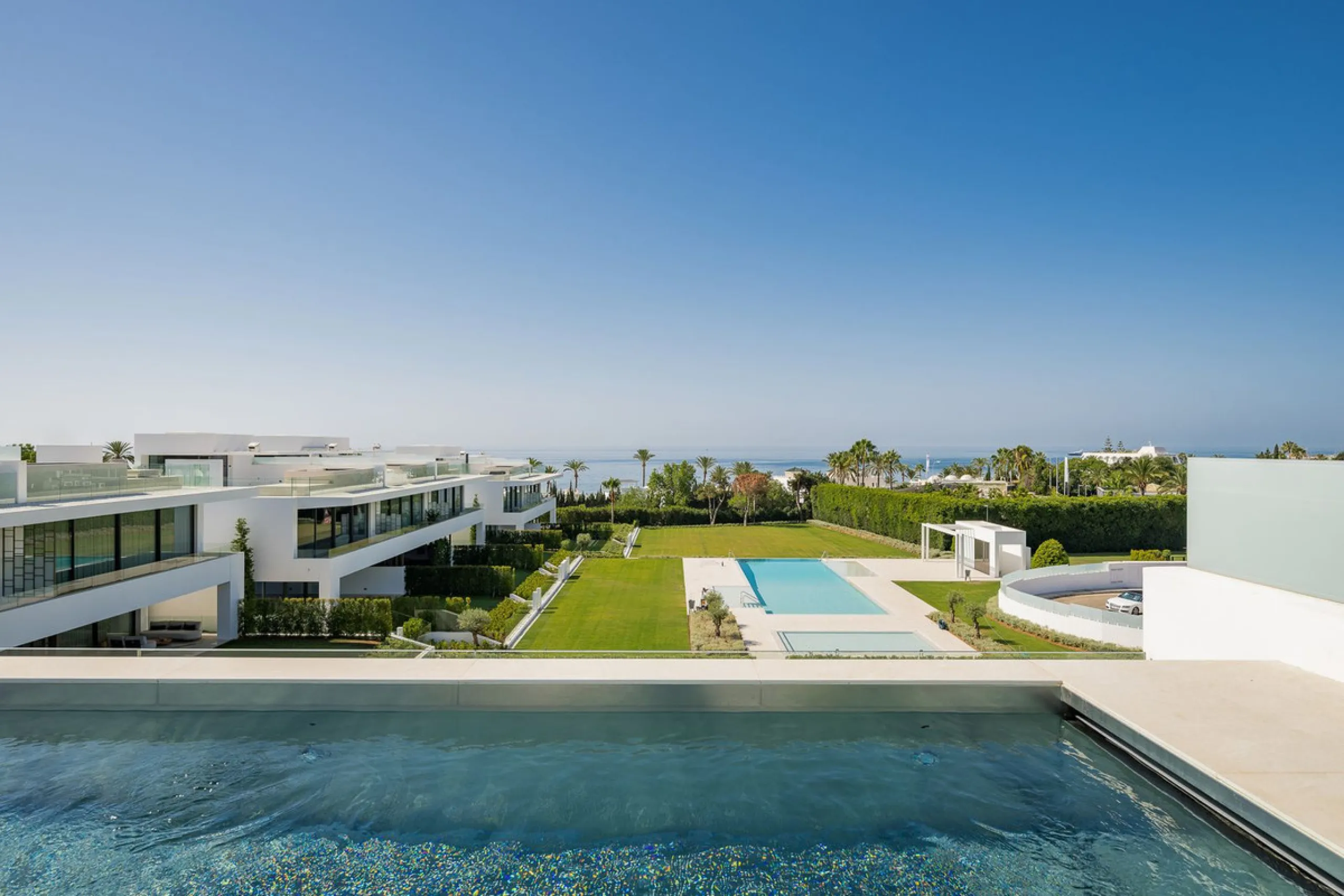 House - Semi-Detached House в продаже в Marbella, Málaga. В доме 4 спален и 4 ванных комнат. Площадь дома 693 м². Площадь участка 335 м²