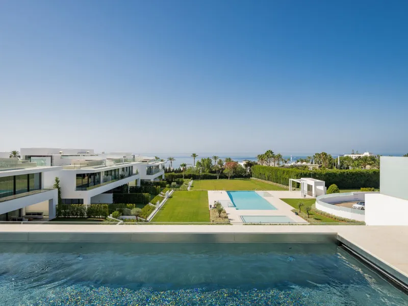 House - Semi-Detached House в продаже в Marbella, Málaga. В доме 4 спален и 4 ванных комнат. Площадь дома 693 м². Площадь участка 335 м²