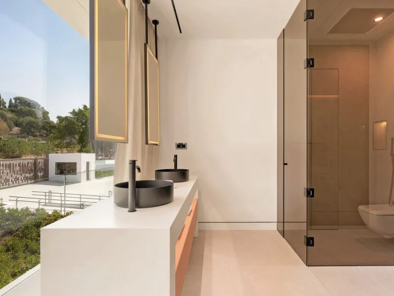 House - Semi-Detached House в продаже в Marbella, Málaga. В доме 4 спален и 4 ванных комнат. Площадь дома 693 м². Площадь участка 335 м²