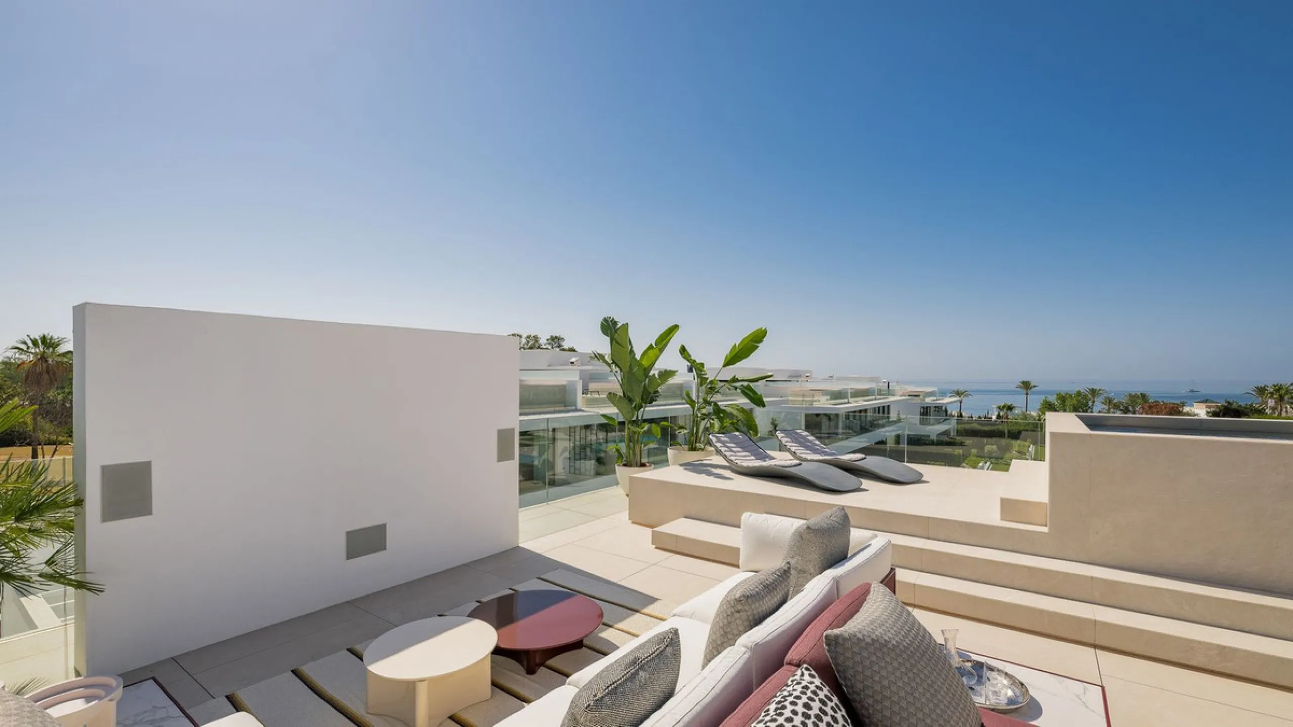 House - Semi-Detached House в продаже в Marbella, Málaga. В доме 4 спален и 4 ванных комнат. Площадь дома 693 м². Площадь участка 335 м²