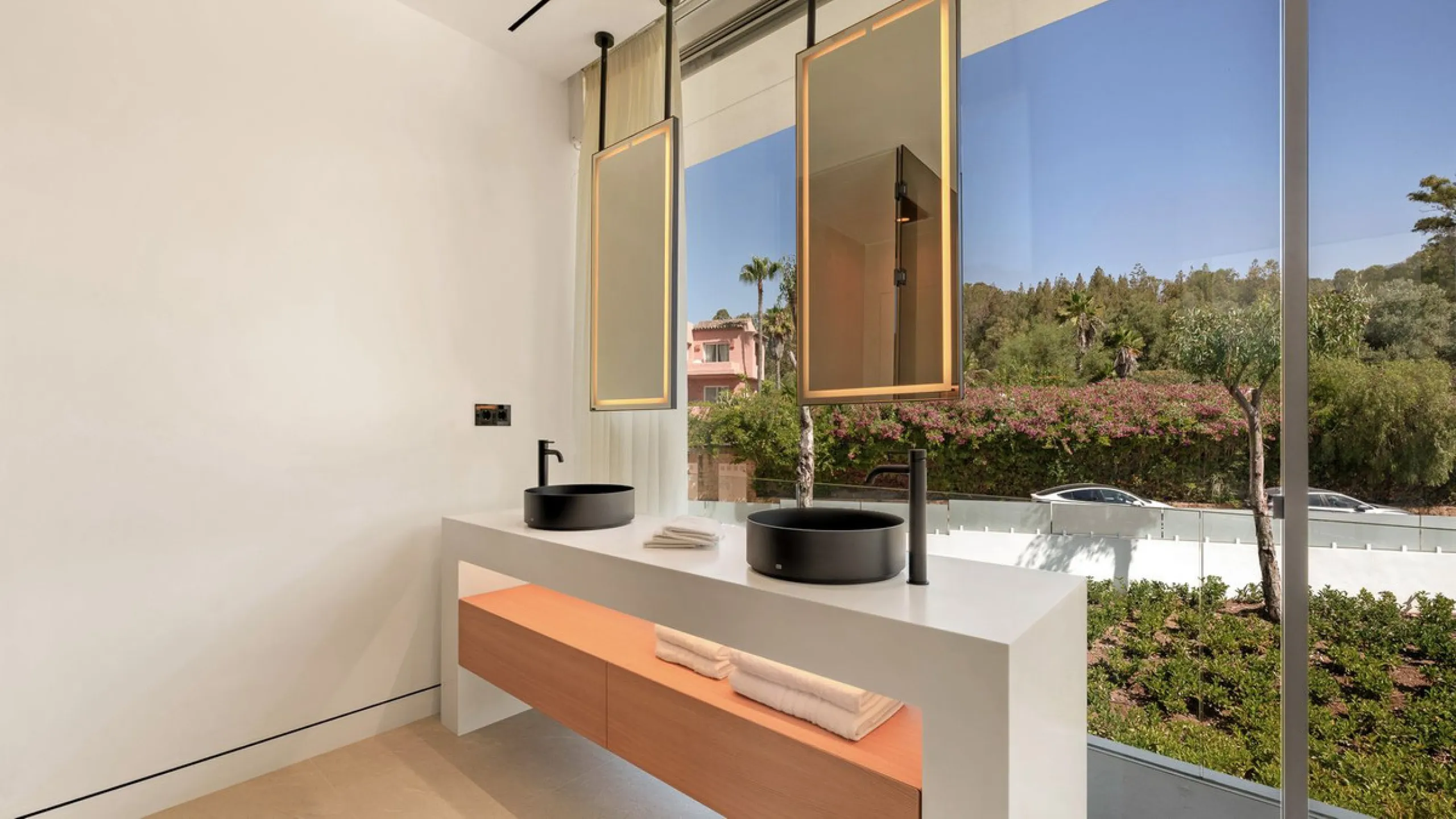 House - Semi-Detached House в продаже в Marbella, Málaga. В доме 4 спален и 4 ванных комнат. Площадь дома 693 м². Площадь участка 335 м²