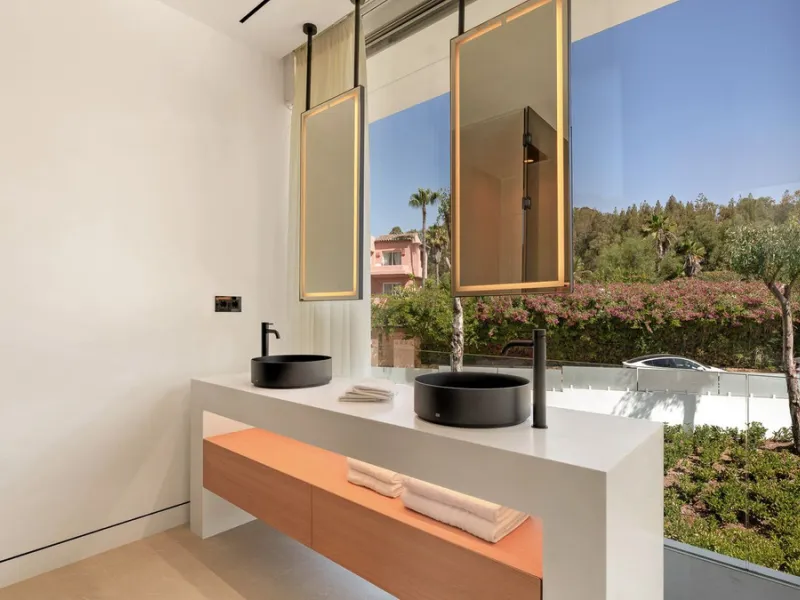 House - Semi-Detached House в продаже в Marbella, Málaga. В доме 4 спален и 4 ванных комнат. Площадь дома 693 м². Площадь участка 335 м²