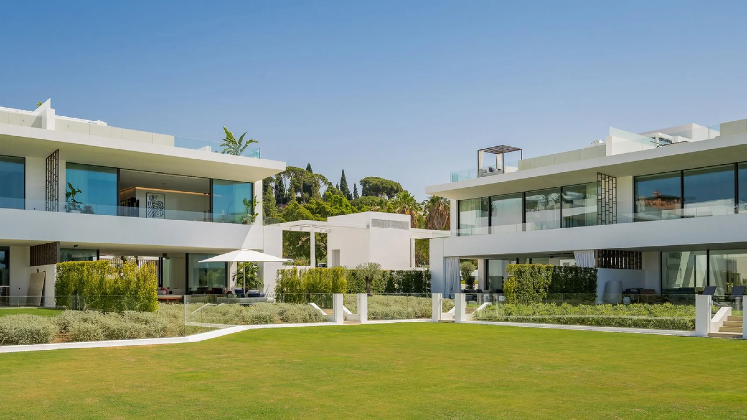 House - Semi-Detached House в продаже в Marbella, Málaga. В доме 4 спален и 4 ванных комнат. Площадь дома 693 м². Площадь участка 335 м²