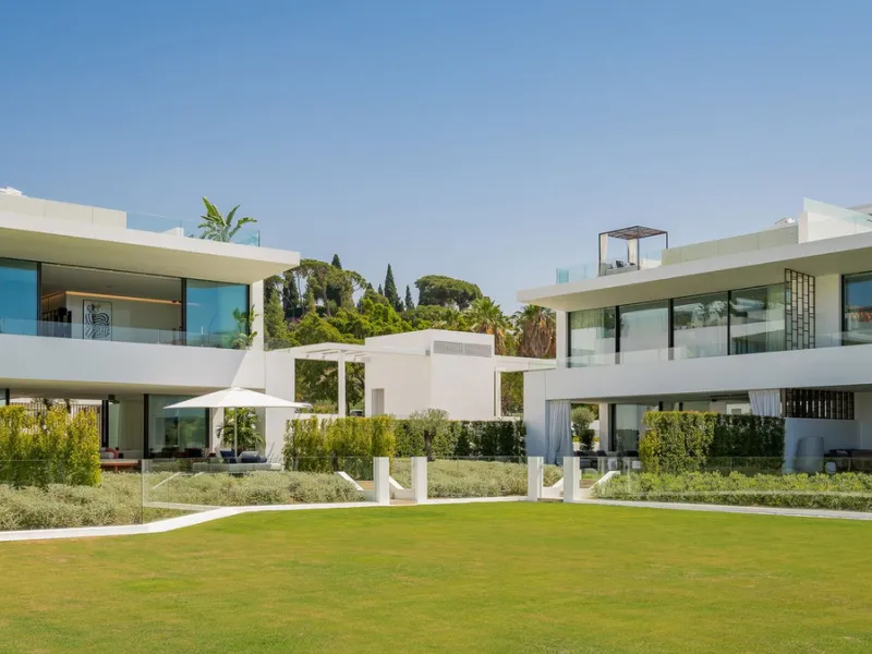 House - Semi-Detached House в продаже в Marbella, Málaga. В доме 4 спален и 4 ванных комнат. Площадь дома 693 м². Площадь участка 335 м²