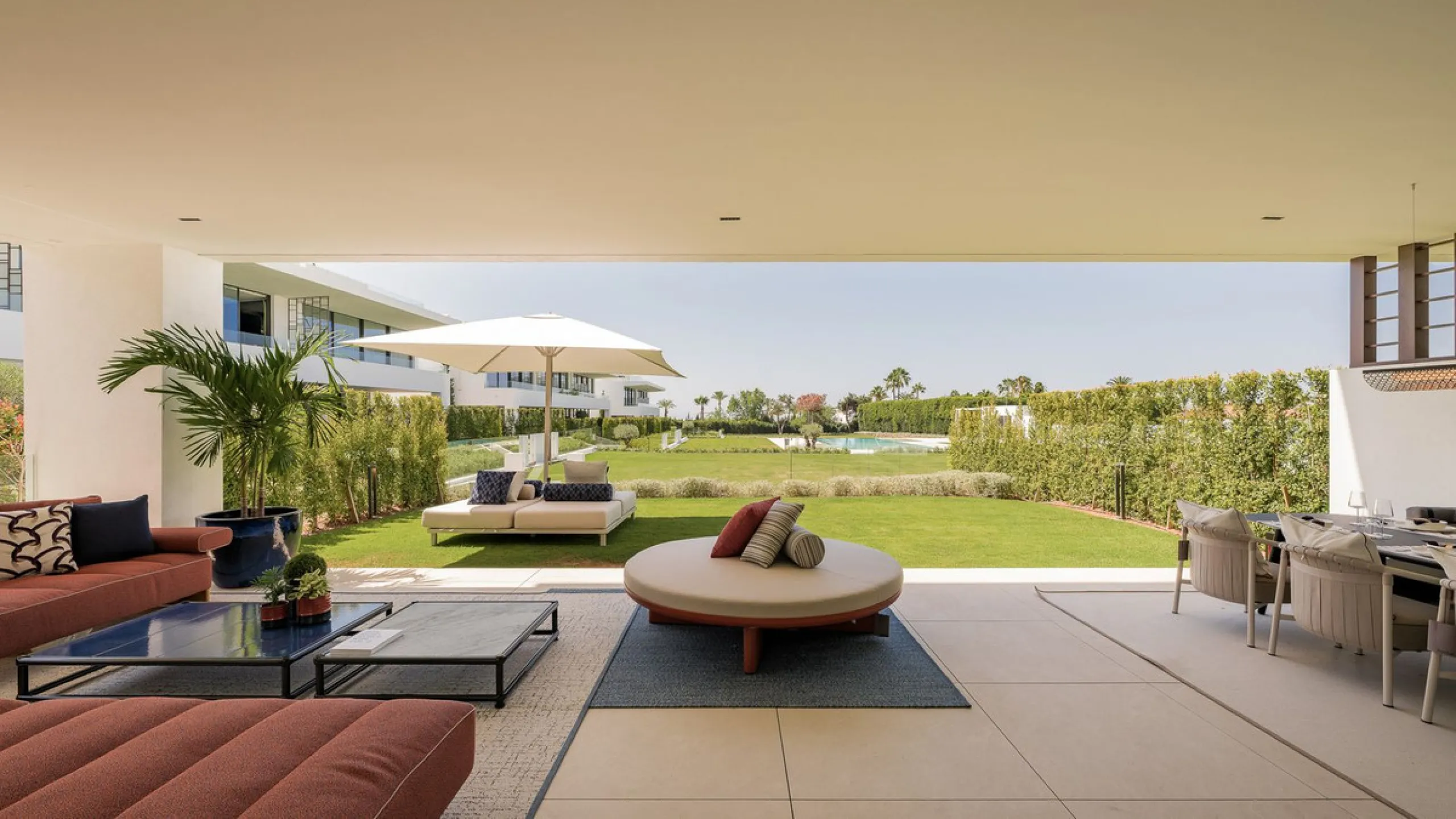 House - Semi-Detached House в продаже в Marbella, Málaga. В доме 4 спален и 4 ванных комнат. Площадь дома 693 м². Площадь участка 335 м²