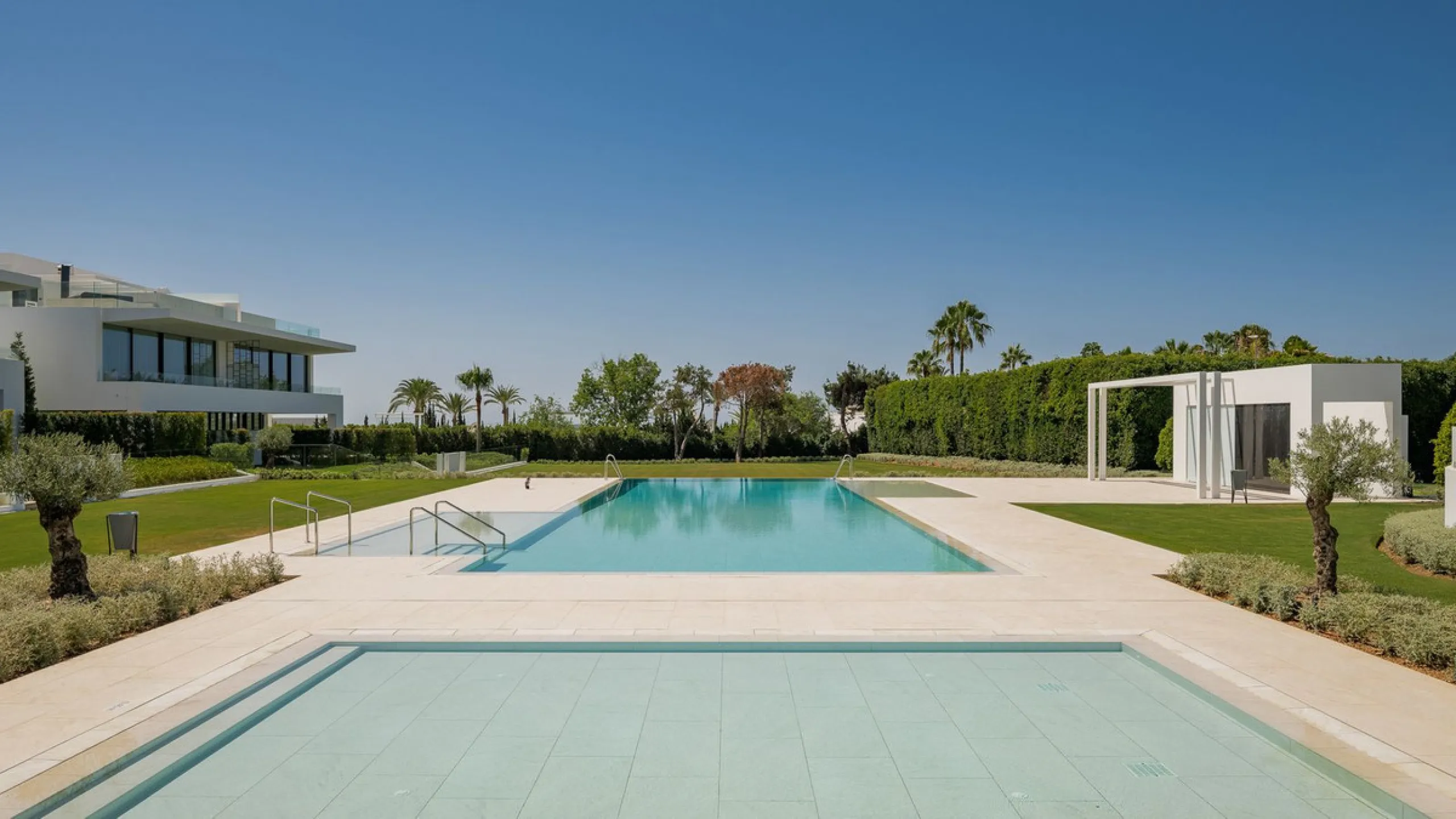 House - Semi-Detached House в продаже в Marbella, Málaga. В доме 4 спален и 4 ванных комнат. Площадь дома 693 м². Площадь участка 335 м²