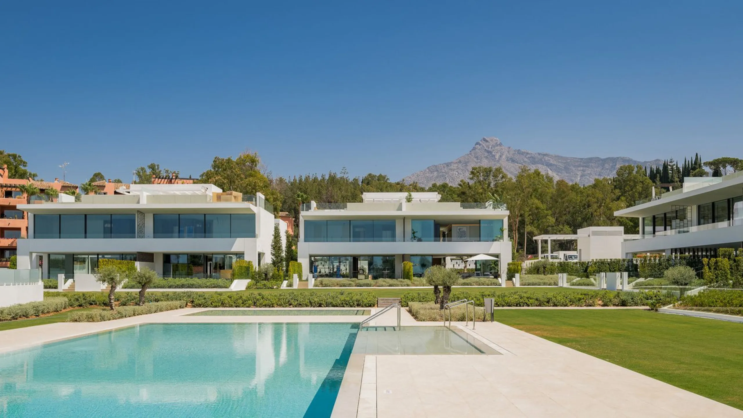 House - Semi-Detached House в продаже в Marbella, Málaga. В доме 4 спален и 4 ванных комнат. Площадь дома 693 м². Площадь участка 335 м²