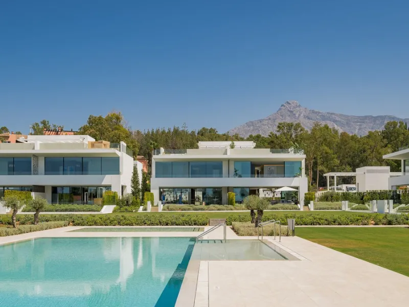 House - Semi-Detached House в продаже в Marbella, Málaga. В доме 4 спален и 4 ванных комнат. Площадь дома 693 м². Площадь участка 335 м²