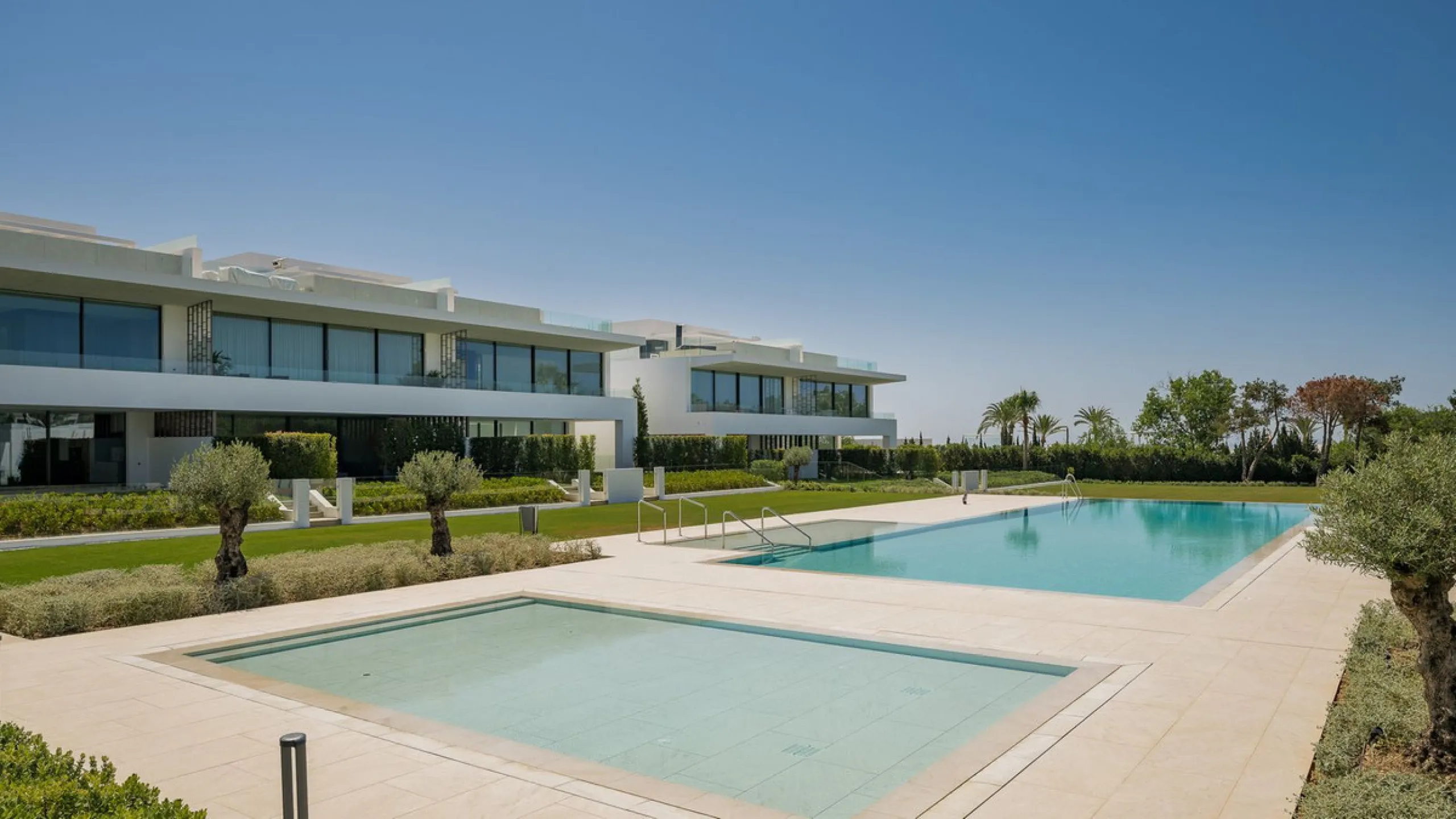 House - Semi-Detached House в продаже в Marbella, Málaga. В доме 4 спален и 4 ванных комнат. Площадь дома 693 м². Площадь участка 335 м²